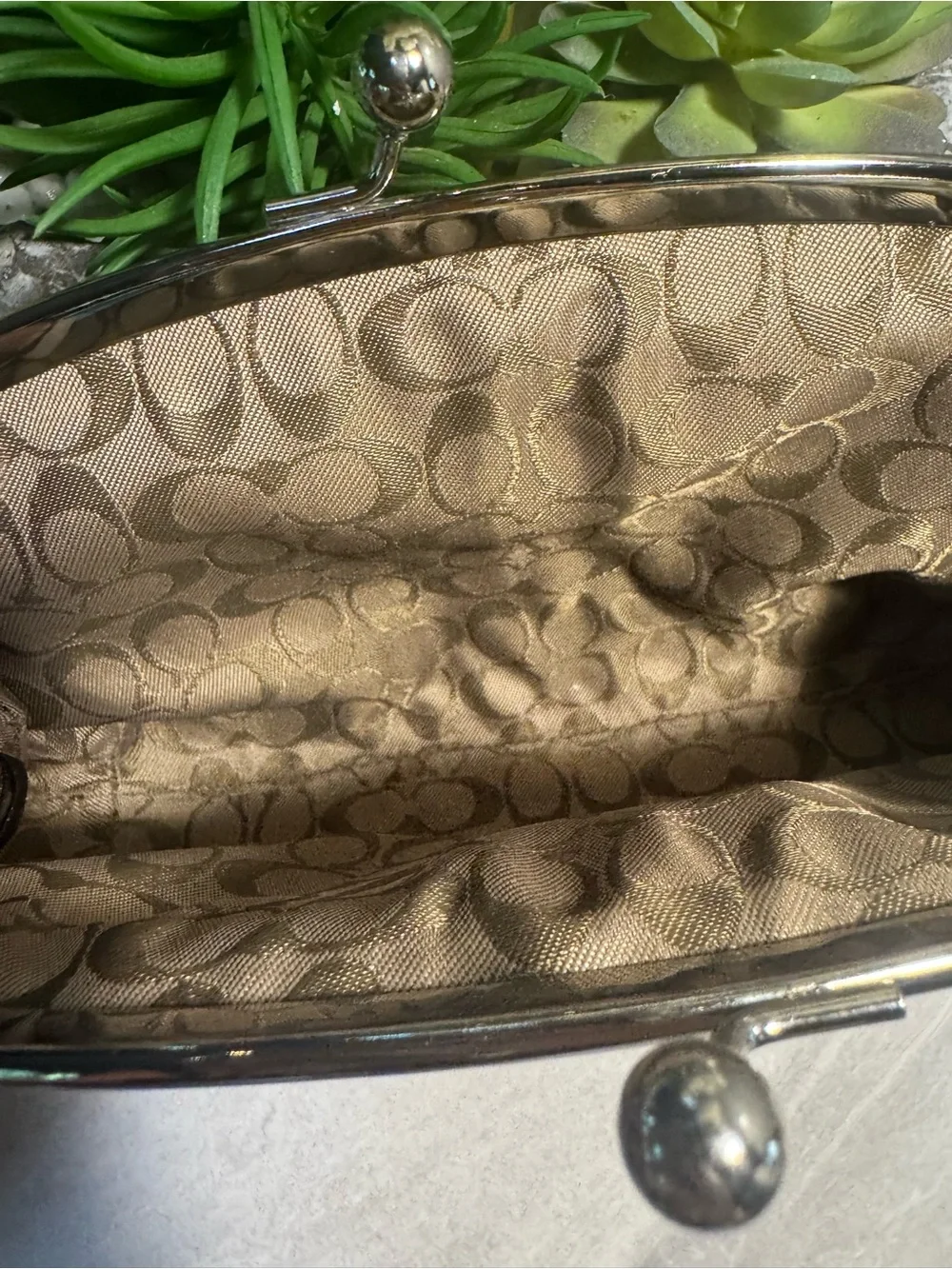 Like NEW Coach KISS LOCK Soft Off White Leather Clutch 2 Tone HangTag Fits Phone